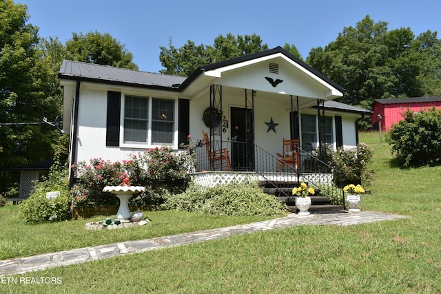 view of front of house with a front lawn and covered porch