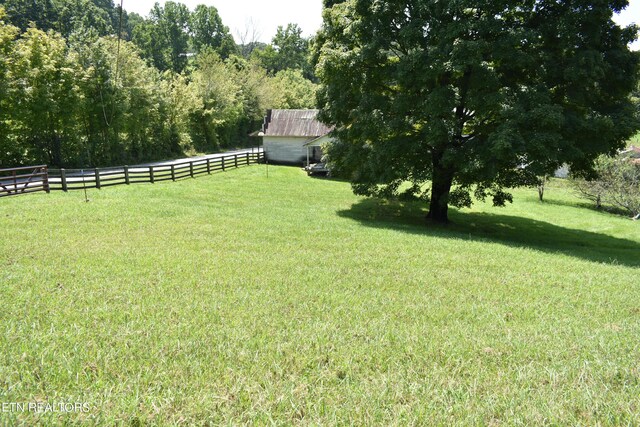 view of yard featuring a rural view