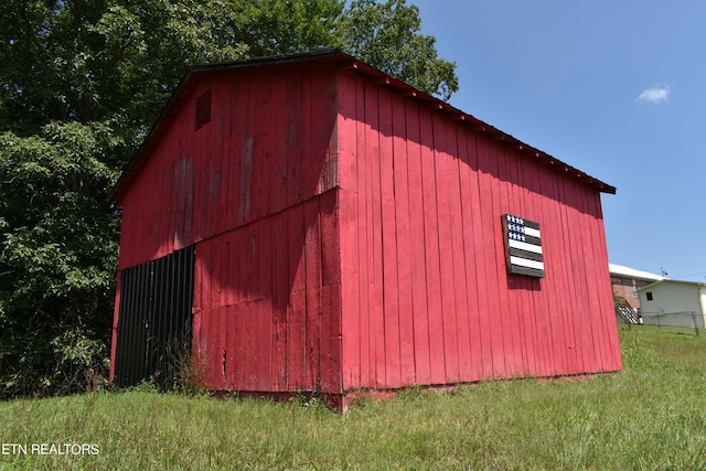 view of barn featuring a lawn