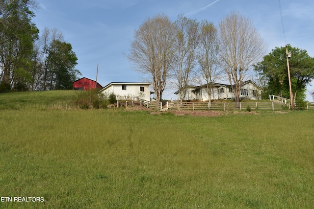 view of yard featuring a rural view