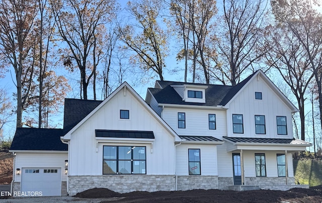 modern inspired farmhouse featuring a garage and covered porch