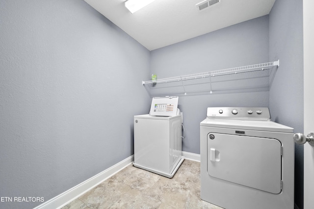 1505 Griffitts Blvd, Maryville, TN 37803 - laundry area with washer and clothes dryer, baseboards, laundry area, and visible vents