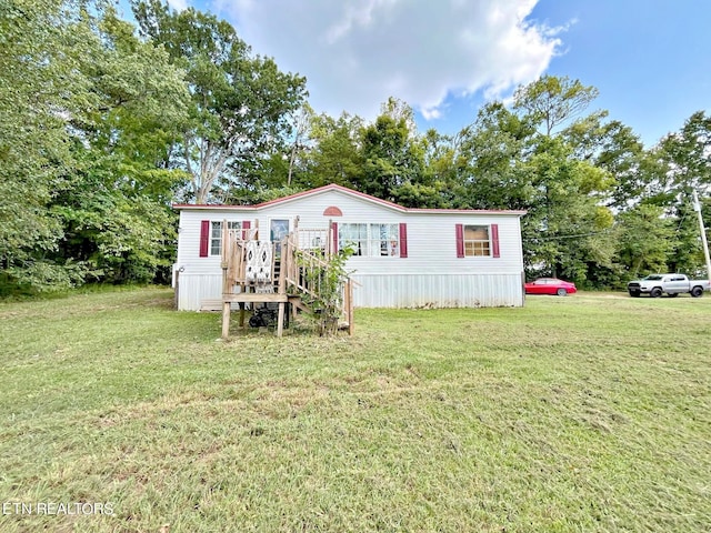 manufactured / mobile home featuring a front lawn