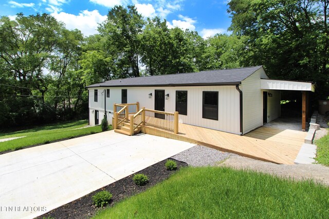 view of front of property with a carport and a front yard