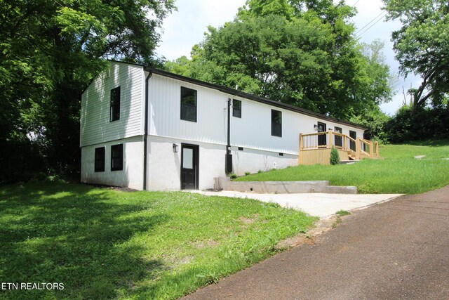 view of front of house with a front lawn