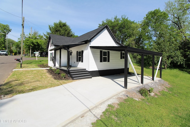 view of front of home with a front lawn and a carport