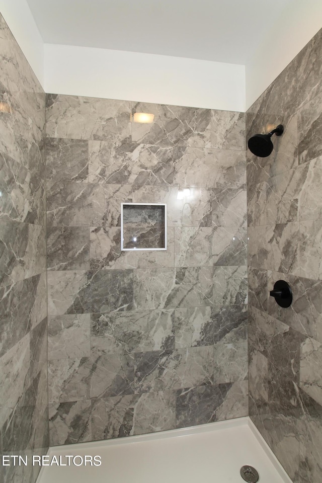 bathroom featuring a tile shower