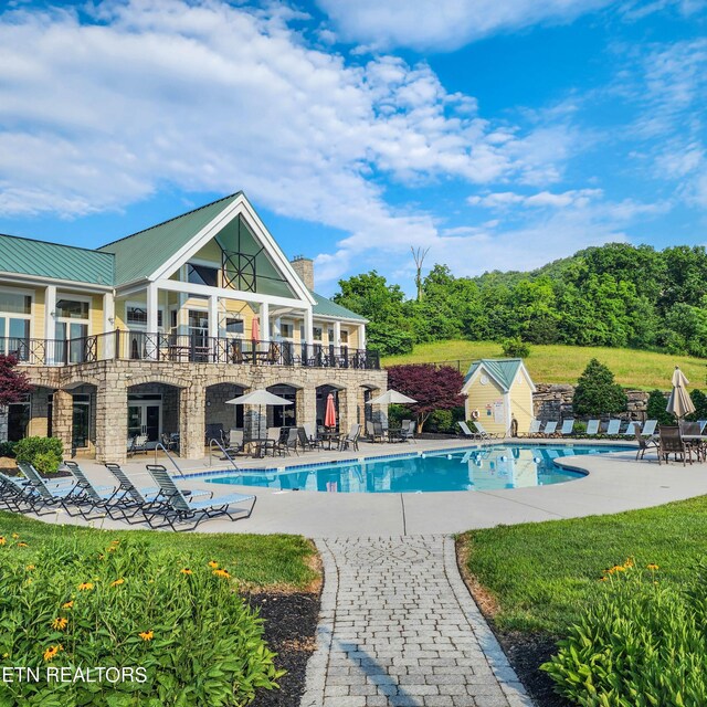 view of swimming pool with a patio area and a yard