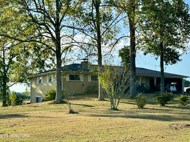 view of front of house featuring a front yard and a carport