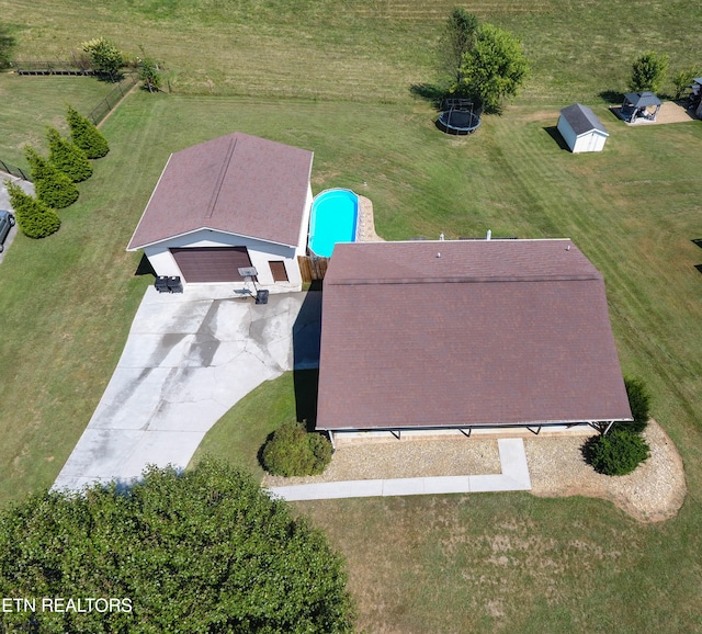 birds eye view of property featuring a rural view