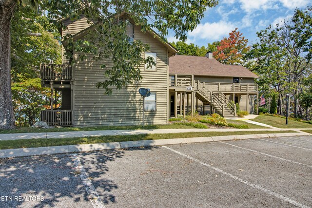 view of front facade featuring a deck