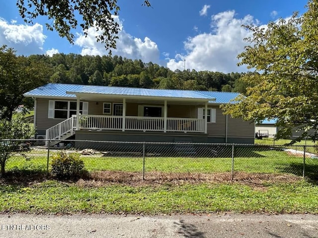 view of front of property featuring a front yard and a porch