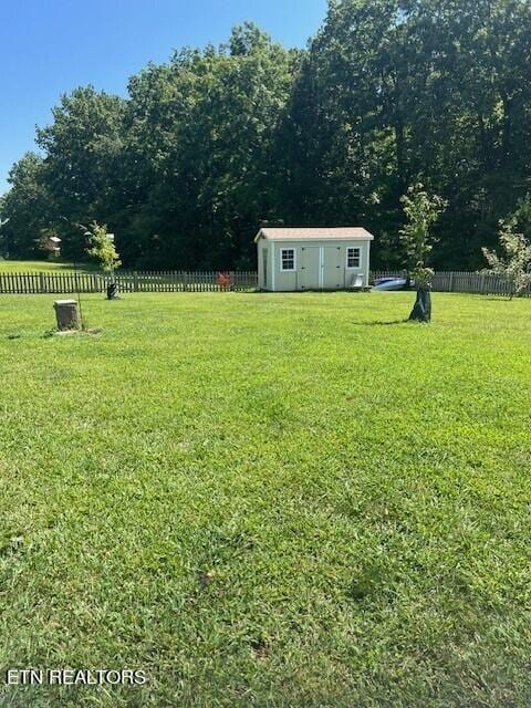 view of yard featuring a storage unit