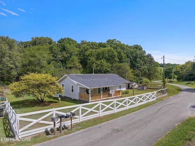 view of front of home featuring a front lawn