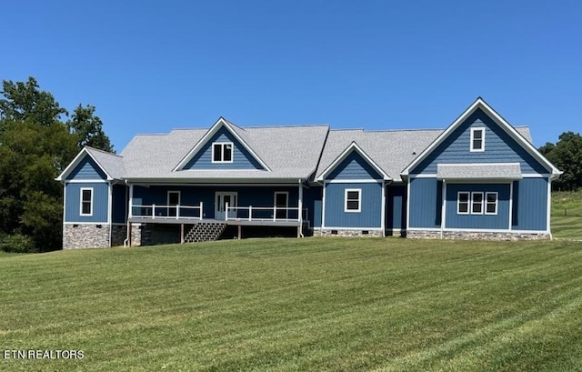 craftsman-style house featuring a front lawn and covered porch