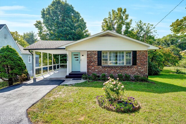 view of front of house featuring a front yard