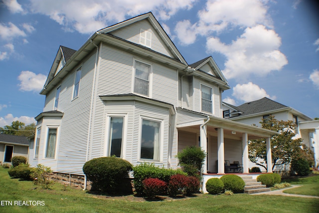 view of front facade featuring a front yard and a porch