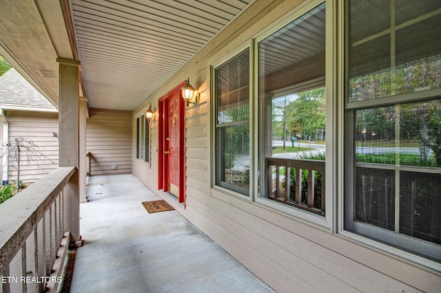 balcony featuring covered porch