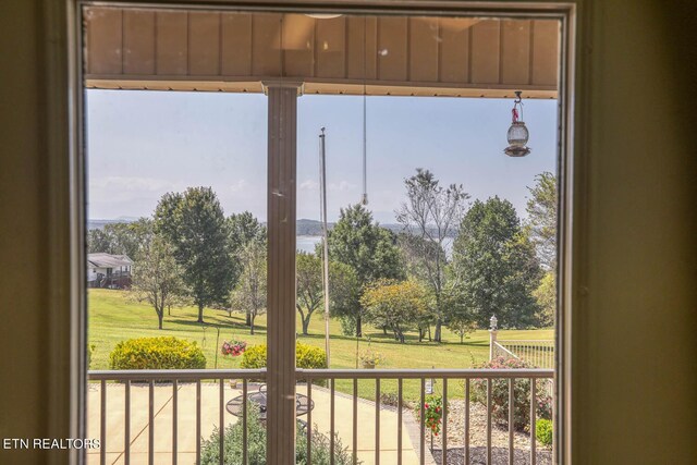 entryway featuring a healthy amount of sunlight