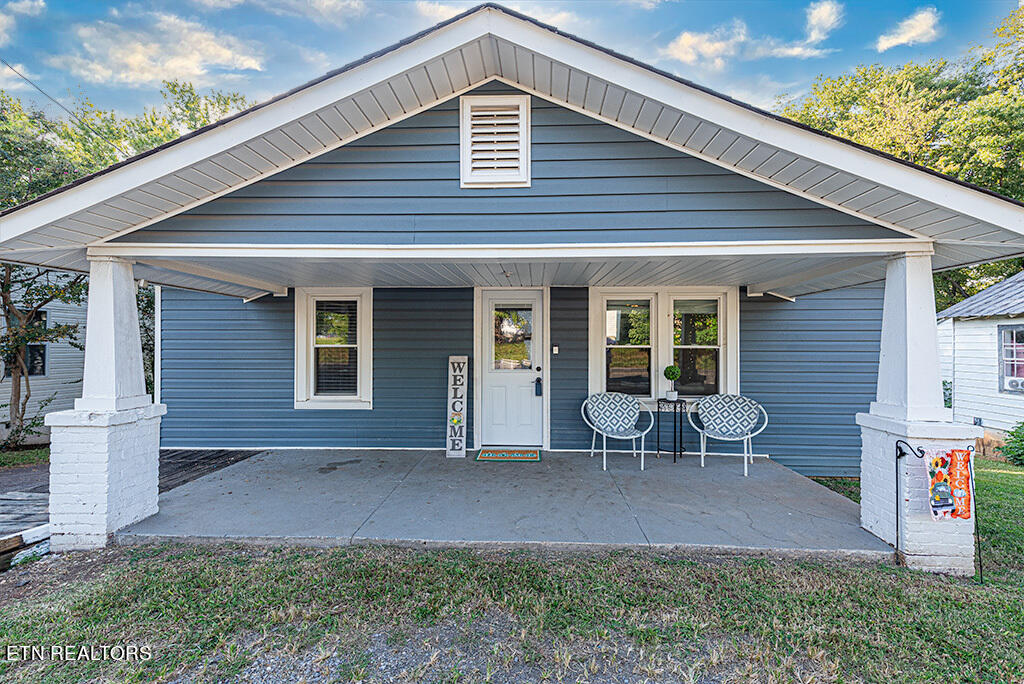 view of front of house featuring covered porch