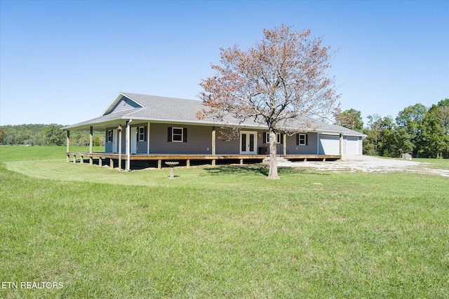 view of front facade featuring a front yard and a garage