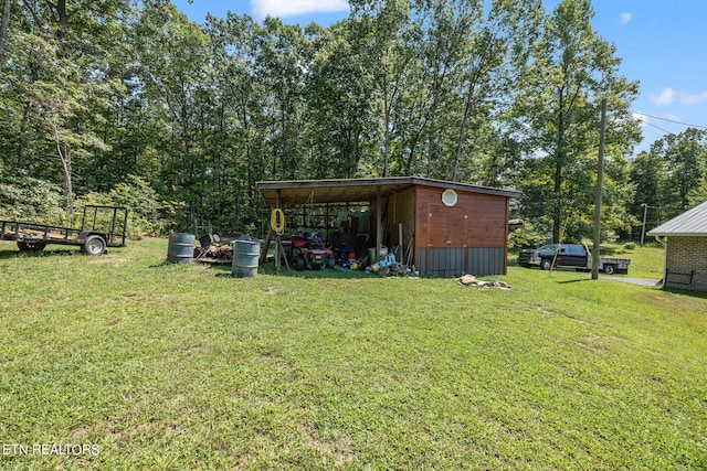 view of yard featuring an outbuilding