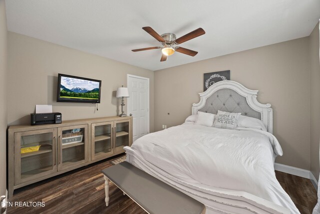 bedroom with dark wood-type flooring and ceiling fan