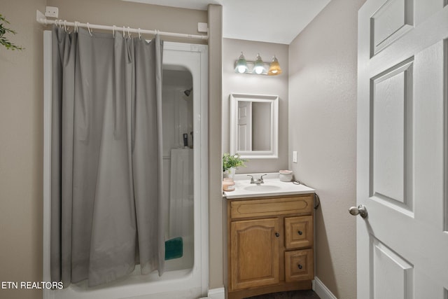 bathroom featuring a shower with curtain and vanity