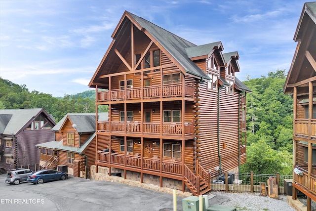 view of front of property featuring a balcony