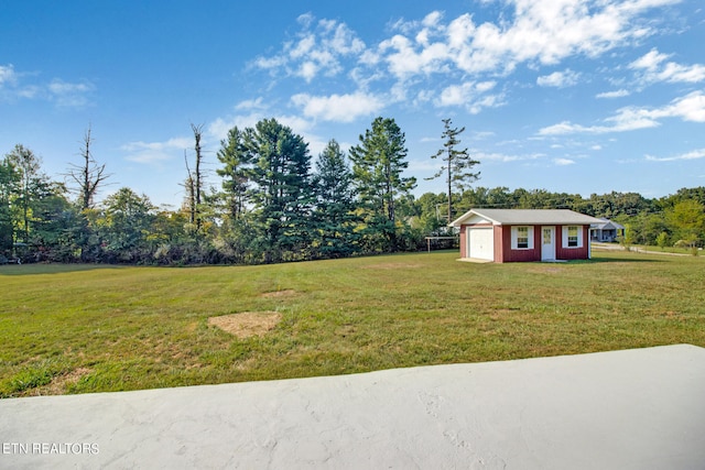 view of yard featuring a garage and an outdoor structure