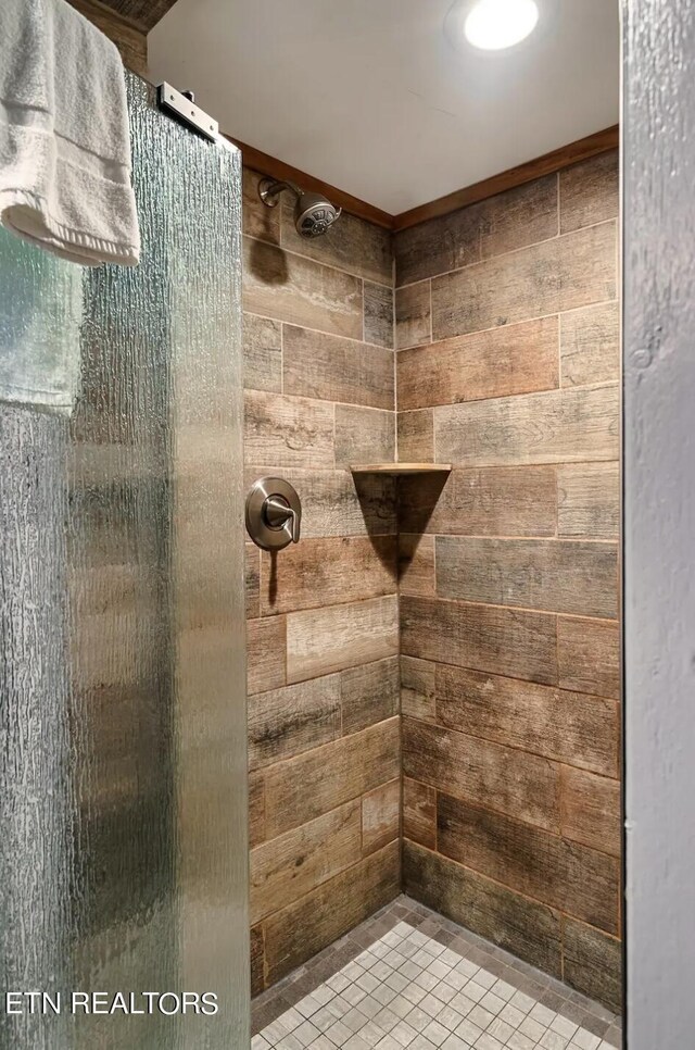 bathroom featuring a tile shower