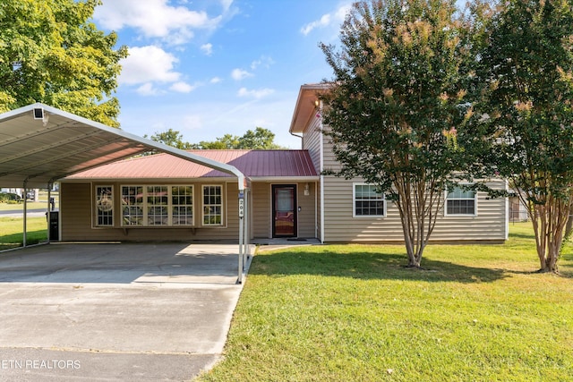 view of front of home featuring driveway, metal roof, a carport, and a front yard