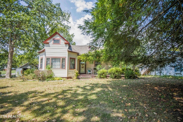 view of front of property with a front lawn