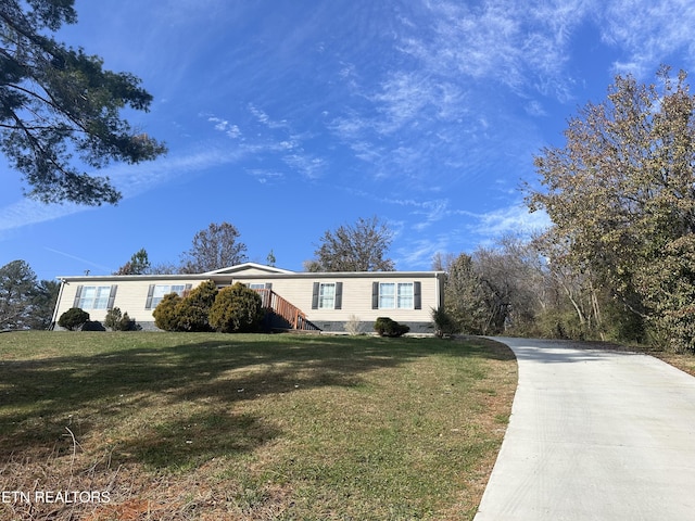 manufactured / mobile home with a front yard