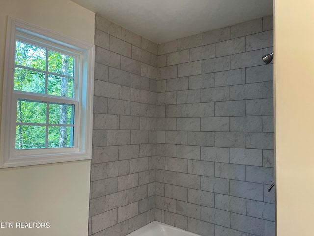 bathroom featuring tiled shower / bath