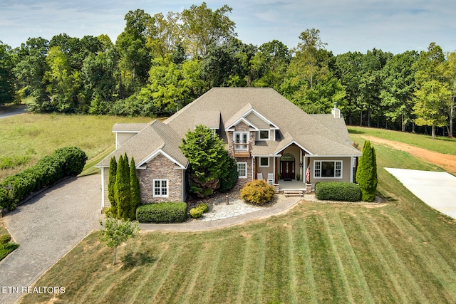 view of front facade featuring a front yard