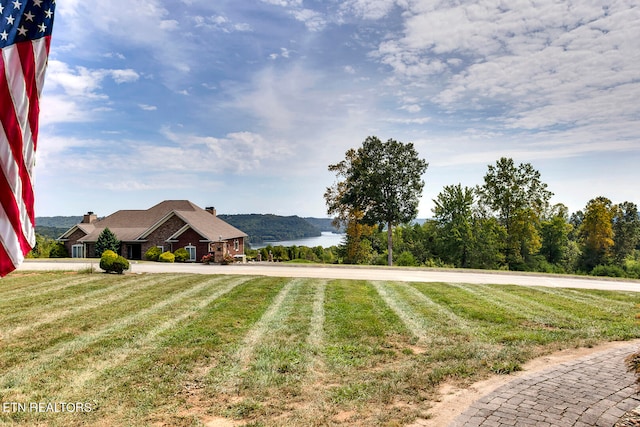 view of yard featuring a water view