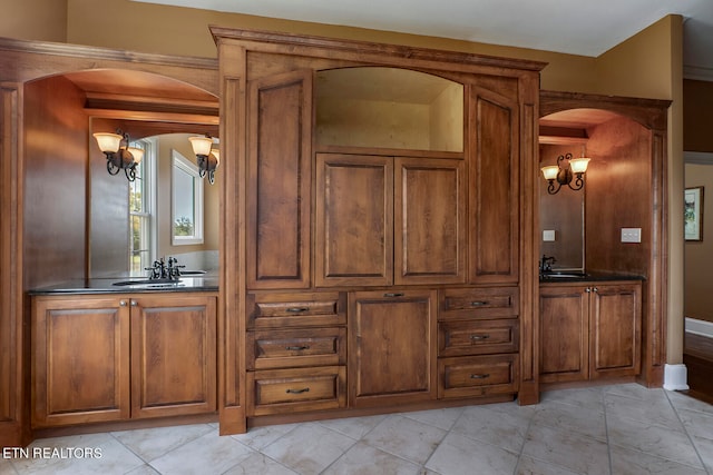 bathroom with a notable chandelier and vanity