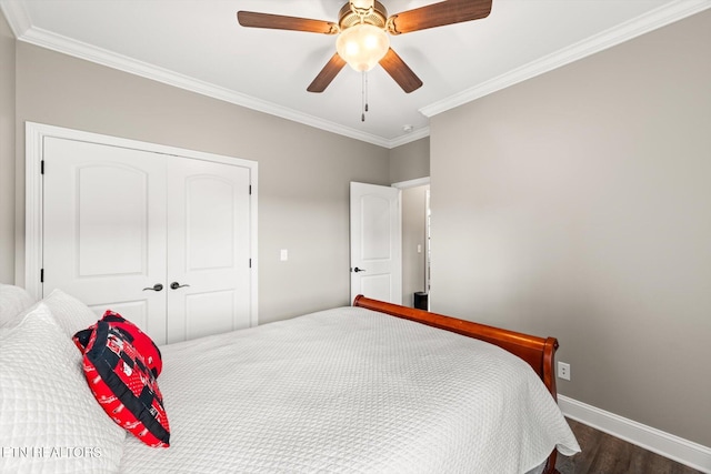 bedroom featuring a closet, dark wood-type flooring, baseboards, ceiling fan, and ornamental molding