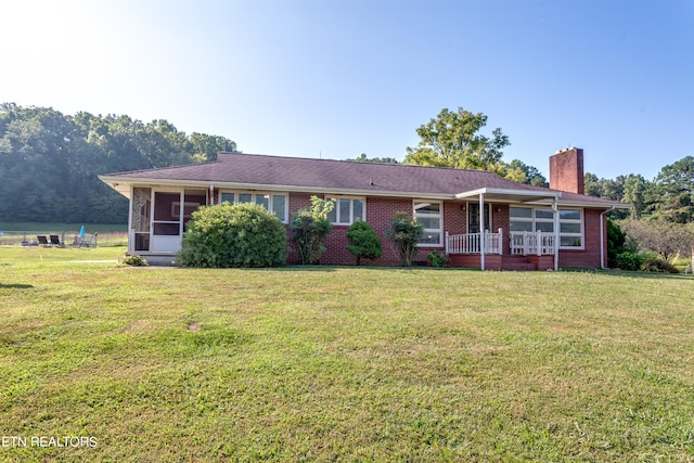 single story home with a front lawn