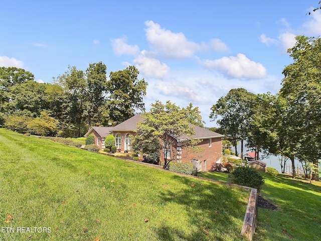 view of front of property featuring a front lawn