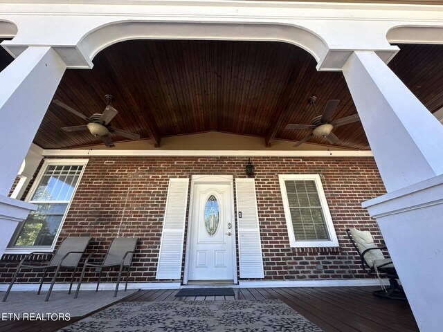 entrance to property with ceiling fan