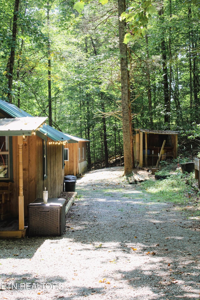 view of yard featuring a shed