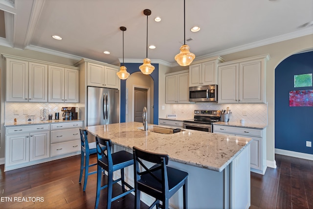 kitchen with hanging light fixtures, stainless steel appliances, dark hardwood / wood-style floors, and sink