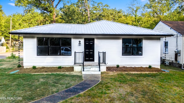 view of front of property with a front yard