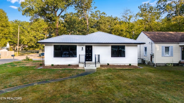 view of front facade featuring a front yard