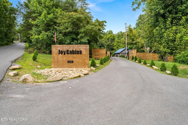 view of community / neighborhood sign