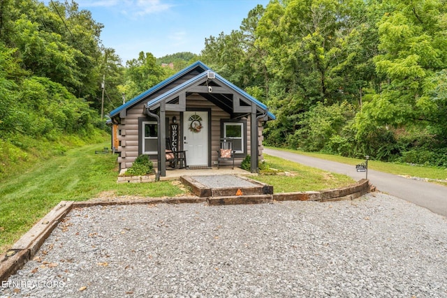 view of front of property featuring a front yard