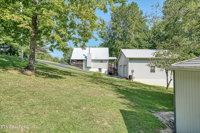 view of yard with an outdoor structure