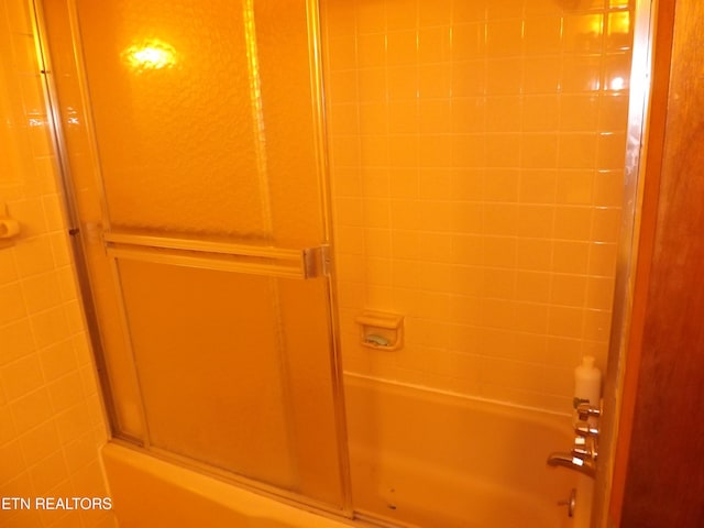 bathroom featuring tiled shower / bath